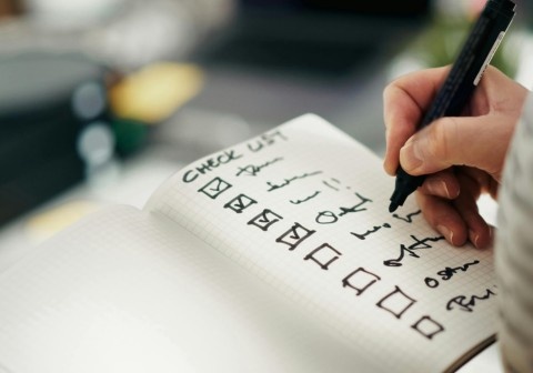 Manual backlink review checklist for beginners, showing how to check backlink quality step by step